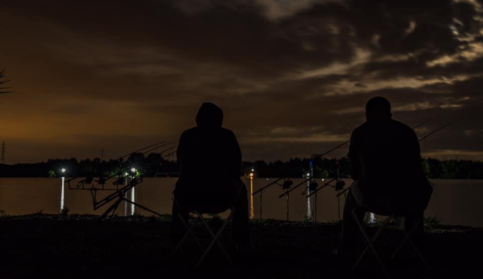 Vestea asteptata de toti pescarii! Din 15 mai se poate merge la pescuit, dar cu restrictia de a intalni mai mult de trei persoane.